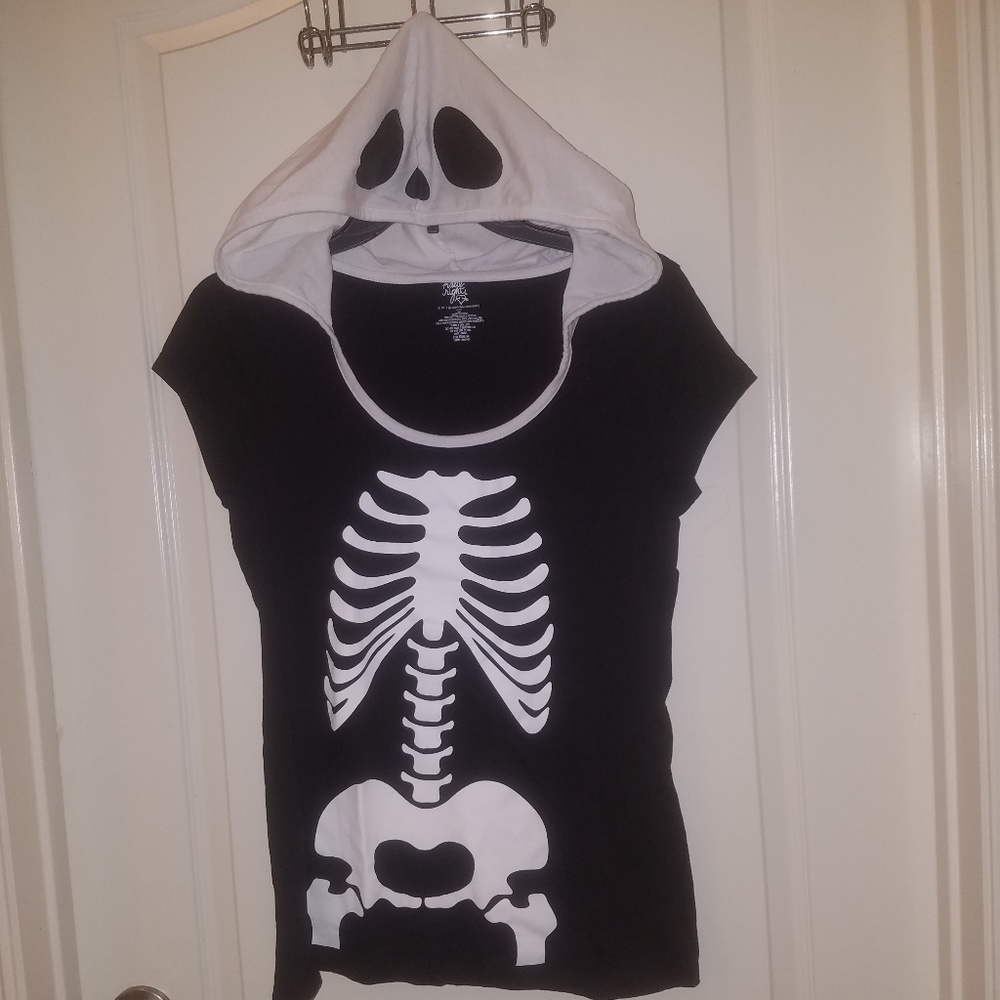 Hooded skeleton tshirt 💀